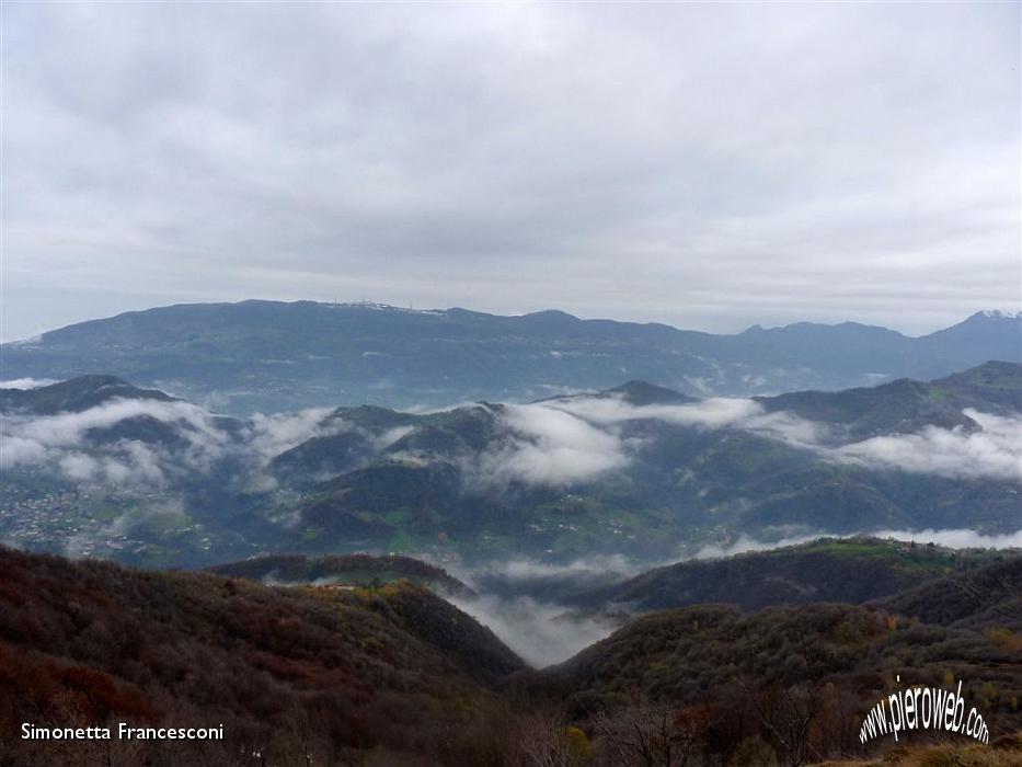 19 LA VAL BREMBANA TRA LE NEBBIE.JPG - 19 VALLI BREMBILLA ED IMAGNA  TRA LE NEBBIE